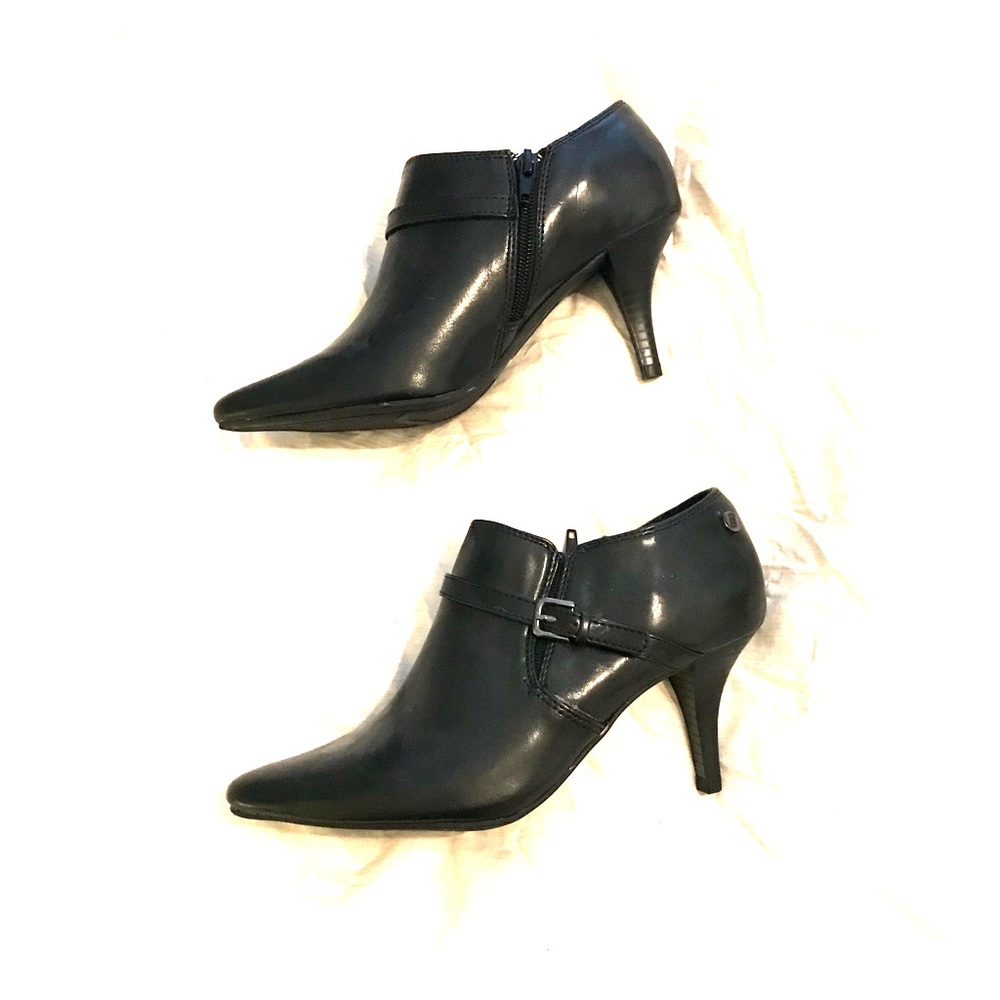 Women’s size 6 black ankle boots. Never worn!!